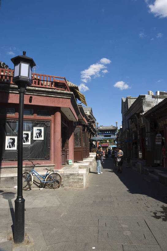 摄影师,竖图,室外,白天,旅游,街道,北京,中国,亚洲,首都,文化,东方,民族,休闲,放松,风光,东亚,摄像师,中华人民共和国,北京市,京,北平,华北地区,旅行,商业,烟袋斜街,北京鼓楼大街,鼓楼大街,bj174
