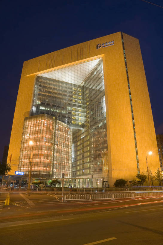 无人,摄影师,高楼大厦,竖图,室外,夜晚,仰视,旅游,办公楼,城市风光,建筑,夜景,北京,中国,亚洲,灯光,首都,休闲,放松,对比,风光,近景,东亚,摄像师,中华人民共和国,东城区,北京市,京,北平,华北地区,低角度拍摄,旅行,东城,保利大厦,东四十条,bj174