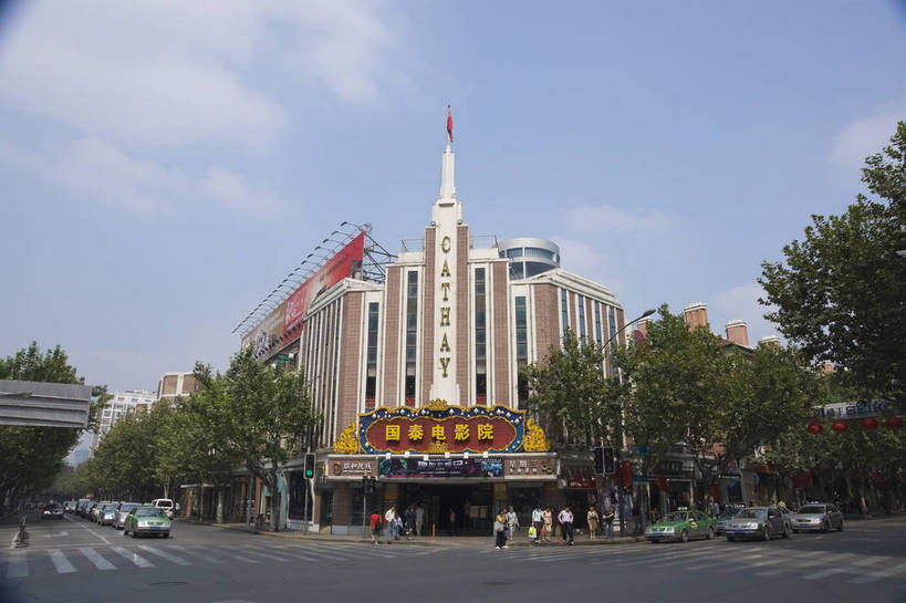 摄影师,横图,彩色,室外,白天,旅游,城市,道路,电影院,建筑,汽车,上海,中国,亚洲,行人,建筑物,树木,现代化,白云,风景,蓝天,阳光,经济,晴天,摄像师,国泰电影院,商业,高层建筑,bj174