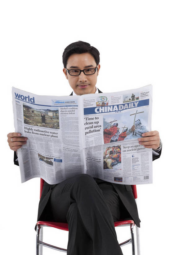 东方人,一个人,商务人士,商务男性,坐,微笑,竖图,彩色,室内,白天,白色背景,正面,衬衫,西装,商务,时尚,阅读,成功,报纸,北京,中国,套装,正装,图片,眼镜,年轻,现代,职业,享受,成熟,活力,可爱,自信,摄影,读报,青春,戴眼镜,商务装,工薪阶层,男人,男性,年轻男性,亚洲人,中国人,年轻人,白领,上班族,半身,影棚拍摄,衬衣,愉快,bj174