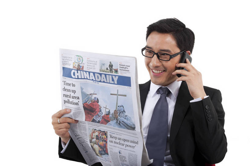 东方人,一个人,商务人士,商务男性,坐,打电话,微笑,横图,彩色,室内,白天,白色背景,侧面,衬衫,西装,商务,时尚,阅读,成功,报纸,手机,北京,中国,套装,正装,图片,眼镜,年轻,现代,职业,享受,成熟,活力,可爱,自信,摄影,读报,青春,戴眼镜,商务装,工薪阶层,男人,男性,年轻男性,亚洲人,中国人,年轻人,白领,上班族,沟通,半身,影棚拍摄,衬衣,愉快,bj174