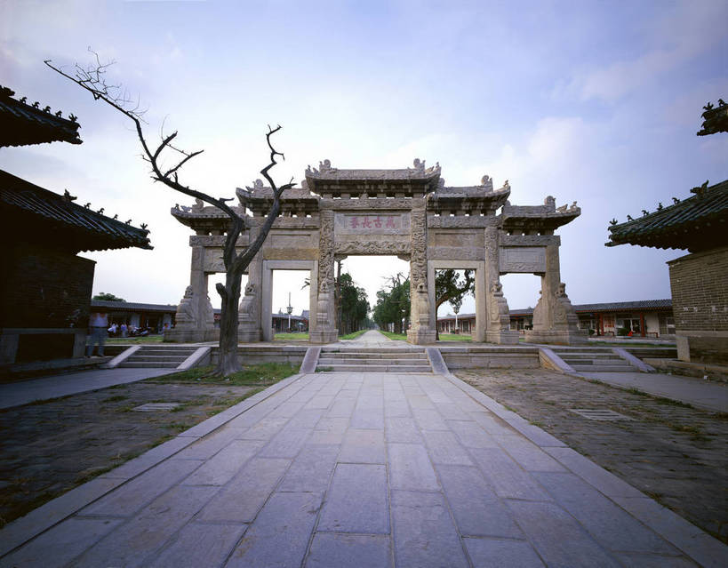 无人,寺庙,横图,彩色,室外,白天,旅游,度假,名胜古迹,标志建筑,地标,建筑,中国,亚洲,节日,遗迹,图片,景观,文化遗产,牌楼,辉煌,燃烧,古迹,历史,文化,文物,娱乐,建设,古建筑,山东,香火,庙宇,祈祷,享受,休闲,墓地,健康,旅游胜地,放松,人文,许愿,摄影,宗教,信仰,古代建筑,纪念,祈求,坟墓,陵墓,中国文化,坟场,古文明,东亚,曲阜,曲阜市,山东省,儒家,中华人民共和国,华东地区,鲁,民族文化,平安,庙,寺,孔林,圣林,传统文化,bj174