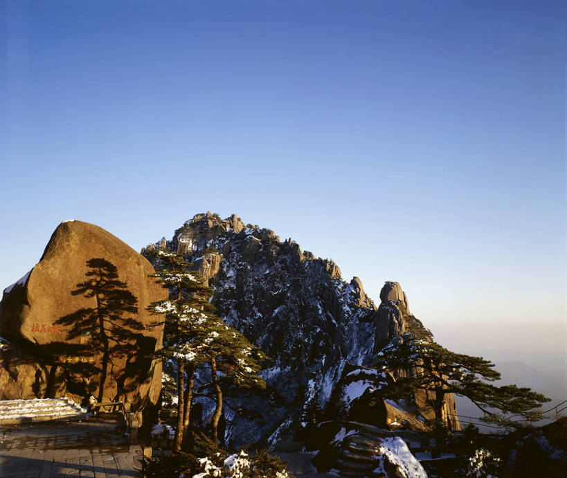 无人,横图,彩色,室外,白天,旅游,度假,黄山,美景,名胜古迹,山,标志建筑,地标,建筑,松树,中国,亚洲,遗迹,图片,山峰,雪景,冬天,古迹,文物,娱乐,建设,古建筑,风景,蓝天,天空,自然,享受,休闲,旅游胜地,放松,摄影,地理,风光,宁静,自然风光,古文明,东亚,安徽,安徽省,黄山市,中华人民共和国,华东地区,皖,险峻,bj174