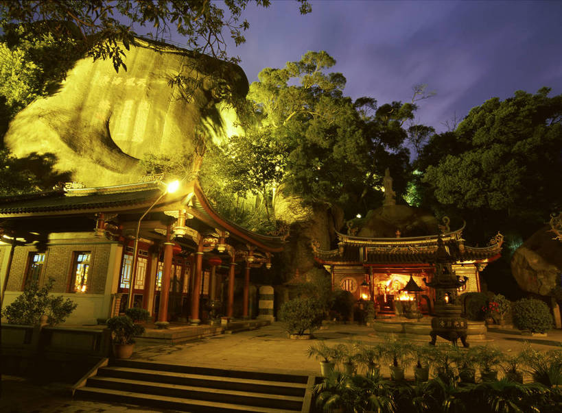 无人,寺庙,横图,彩色,室外,特写,白天,旅游,度假,名胜古迹,标志建筑,地标,建筑,夜景,鼓浪屿,中国,亚洲,遗迹,图片,香炉,景观,文化遗产,灯光,巨石,辉煌,古迹,历史,文物,娱乐,建设,古建筑,厦门,享受,休闲,旅游胜地,安静,放松,人文,摄影,古代建筑,中国文化,福建,古文明,东亚,福建省,厦门市,中华人民共和国,华东地区,闽,思明区,传统文化,日光岩寺,bj174
