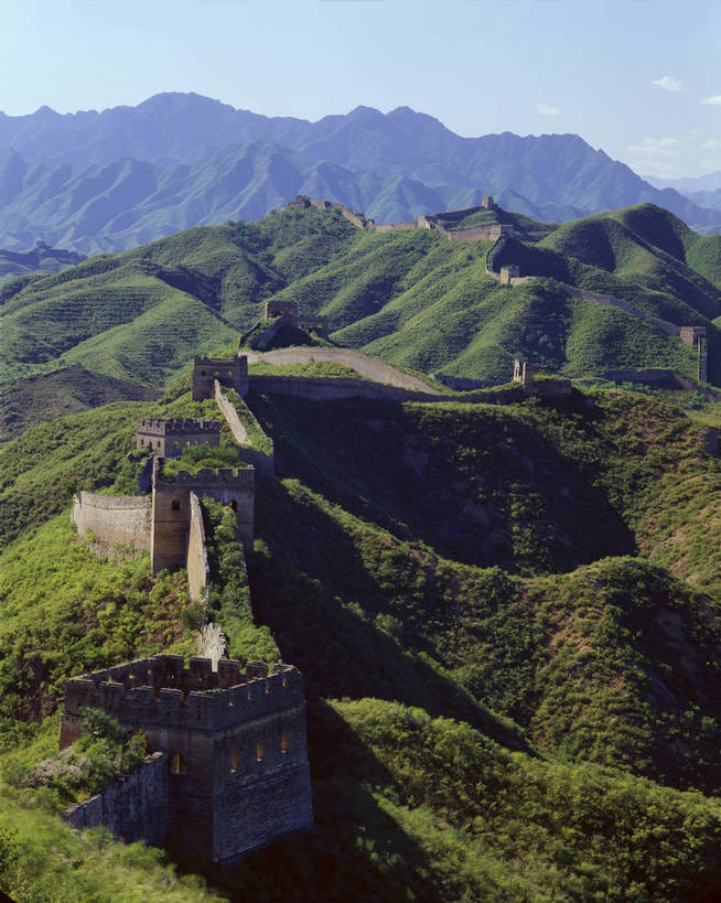 无人,竖图,俯视,航拍,彩色,室外,白天,旅游,度假,美景,名胜古迹,森林,山,山脉,标志建筑,地标,建筑,北京,长城,中国,亚洲,遗迹,图片,山峰,文化遗产,山峦,首都,古迹,文物,娱乐,建设,古建筑,风景,自然,群山,夏天,享受,休闲,远景,旅游胜地,放松,茂密,摄影,地理,蜿蜒,古代建筑,茂盛,风光,宁静,鸟瞰,中国文化,自然风光,万里长城,烽火台,古文明,东亚,中华人民共和国,北京市,京,北平,华北地区,河北,河北省,冀,密云县,承德,承德市,金山岭长城,金山岭,滦平县,高角度拍摄,密云,bj174