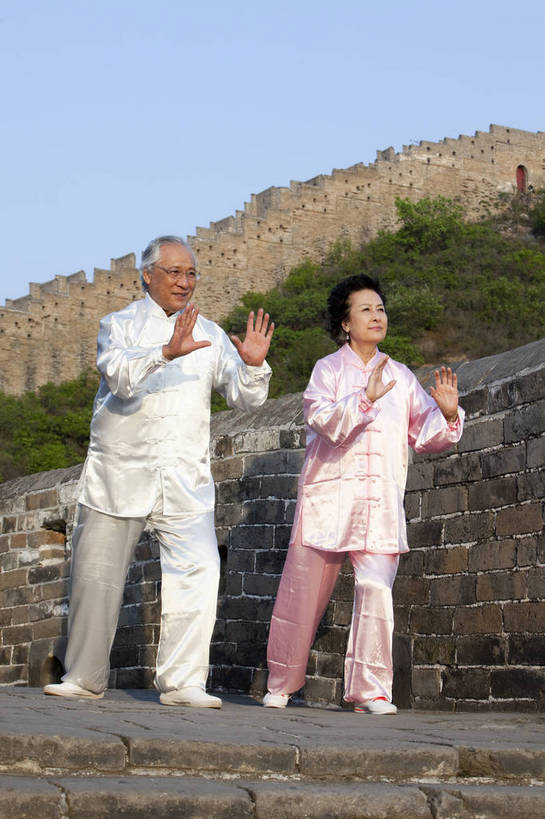 东方人,老年人,两个人,夫妻,站,微笑,竖图,彩色,室外,白天,正面,爱情,锻炼,旅游,度假,时尚,运动,武术,名胜古迹,山,山脉,标志建筑,地标,建筑,长城,中国,遗迹,图片,山峰,文化遗产,山峦,浪漫,古迹,文物,娱乐,建设,城墙,古建筑,自然,群山,太极拳,享受,休闲,健康,温馨,旅游胜地,恩爱,放松,活力,可爱,亲密,竖,自信,恋人,摄影,古代建筑,生活方式,太极,山脊,亲情,古文明,河北,伟大,金山岭长城,金山岭,体育,老年男性,老年女性,男人,男性,女人,女性,亚洲人,中国人,夫妇,情侣,全身,健身,愉快,伴侣,练功服,bj174