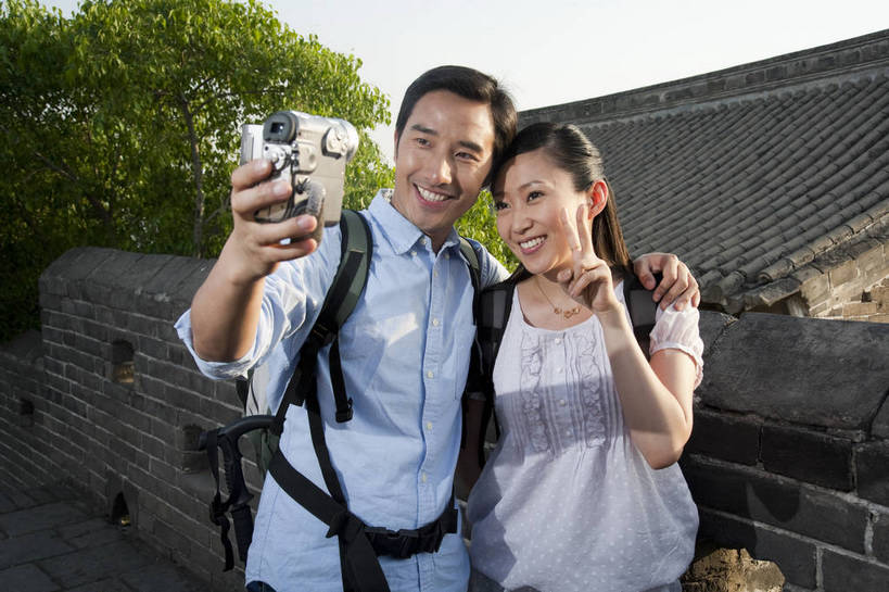 东方人,成年人,中年人,两个人,夫妻,站,微笑,横图,彩色,室外,白天,正面,旅游,度假,时尚,名胜古迹,树林,标志建筑,地标,建筑,长城,中国,遗迹,图片,文化遗产,美丽,相拥,休闲装,古迹,文物,娱乐,建设,城墙,古建筑,自然,享受,休闲,健康,温馨,旅游胜地,恩爱,放松,活力,可爱,美女,亲密,摄像,自拍,摄影,古代建筑,生活方式,青春,和睦,亲近,亲情,古文明,河北,乐观,伟大,金山岭长城,金山岭,男人,年轻男性,年轻女性,女人,亚洲人,中国人,年轻人,情侣,半身,观光,旅行,游览,高兴,愉快,bj174
