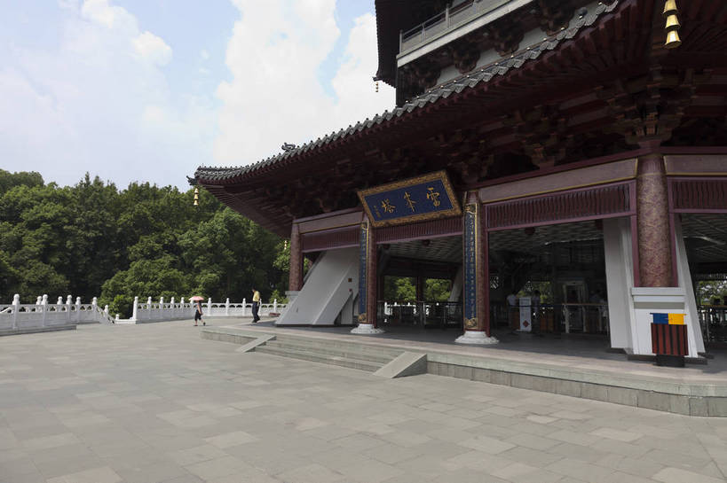 无人,寺庙,横图,彩色,室外,白天,旅游,名胜古迹,标志建筑,地标,建筑,西湖,中国,入口,图片,墙,庭院,建筑群,院子,古典,建设,佛,浙江,石刻,墙壁,墙面,树木,天空,旅游胜地,安静,摄影,宗教,杭州,文明,中国文化,雷峰塔,古代文明,旅行,传统文化,bj174