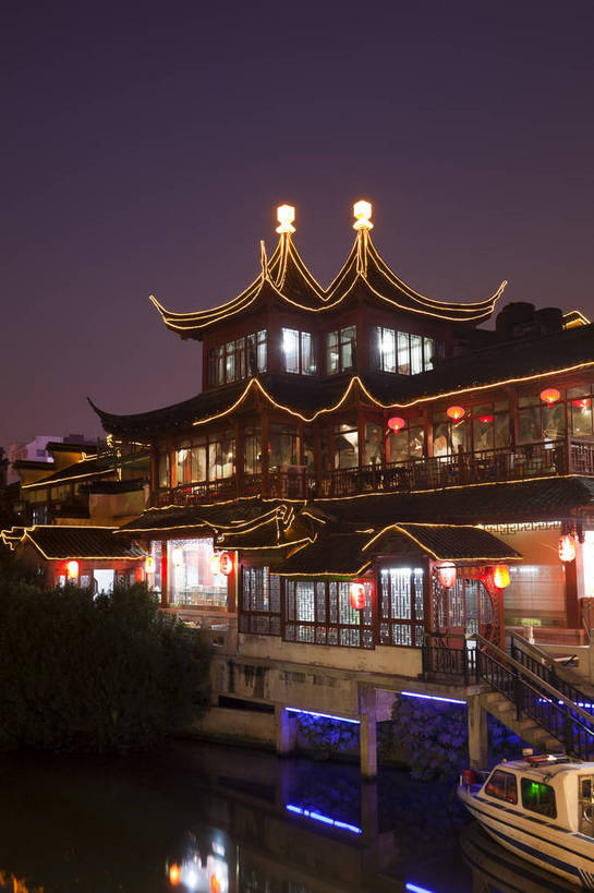 竖图,彩色,室外,旅游,度假,名胜古迹,标志建筑,地标,建筑,夜景,南京,中国,遗迹,图片,建筑群,灯光,古典,古迹,文物,娱乐,建设,古建筑,江苏,古镇,天空,享受,休闲,旅游胜地,放松,摄影,水乡,秦淮河,文明,中国文化,古文明,灯火辉煌,古代文明,旅行,bj174