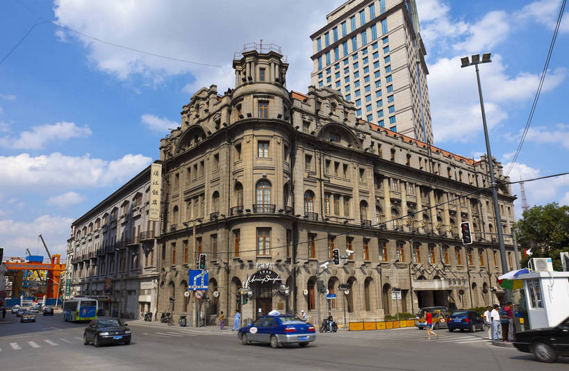 横图,彩色,室外,白天,旅游,城市风光,城市,建筑,街道,上海,中国,游人,图片,辉煌,现代建筑,历史建筑,天空,地标建筑,外滩,旅游胜地,摄影,经济,文明,中国文化,欧式建筑,发展,繁荣,旅行,bj174
