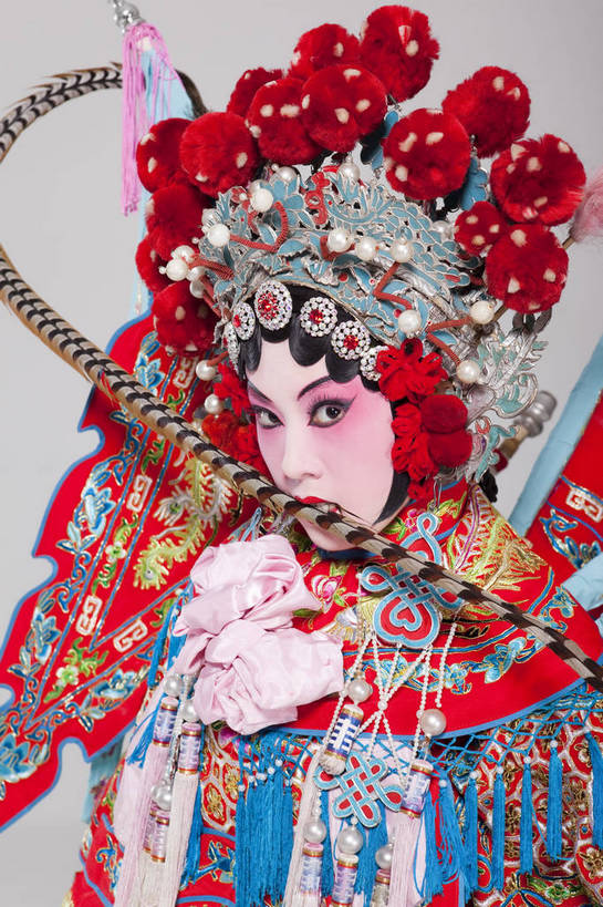 一个人,演员,竖图,彩色,白色背景,侧面,化妆,北京,中国,亚洲,仅一个人,表演,艺术,装饰,造型,鲜艳,头饰,图片,注视,文化,脸谱,观察,看,站着,表情,展示,美女,姿势,摄影,服饰,观看,武将,功夫,华丽,修饰,动作,点缀,察看,关注,中国文化,戏剧,民族服饰,演出服,京剧,东亚,戏曲,国粹,衬托,美观,雅致,雅观,旌旗,年轻女性,女人,中国人,年轻人,半身,影棚拍摄,化装,战袍,中国戏曲,翎子,传统文化,舞台妆,刀马旦,雉尾,bj174