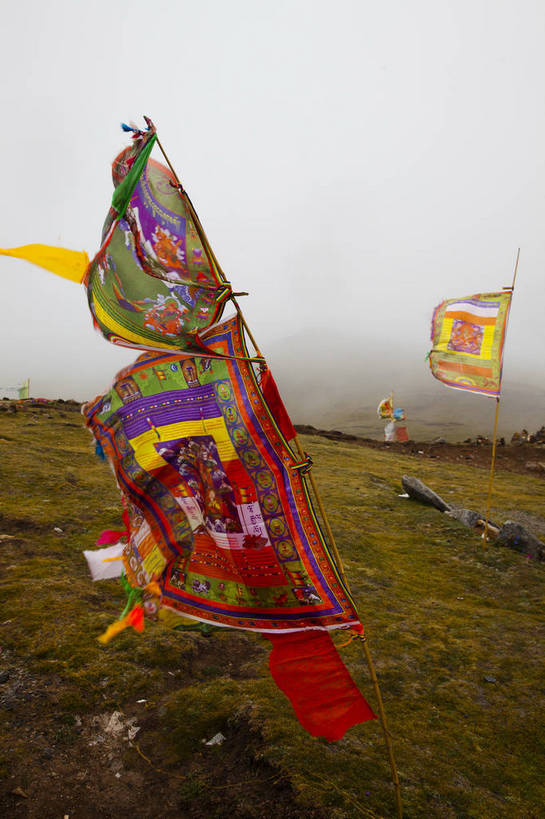 无人,竖图,彩色,室外,白天,旅游,度假,美景,名胜古迹,标志建筑,地标,建筑,中国,亚洲,遗迹,标志,图片,景观,辉煌,古迹,历史,文物,娱乐,建设,古建筑,经幡,天空,石碑,享受,休闲,旅游胜地,安静,放松,人文,摄影,象征,文明,中国文化,古文明,东亚,青海,古代文明,旅行,传统文化,玛多,bj174