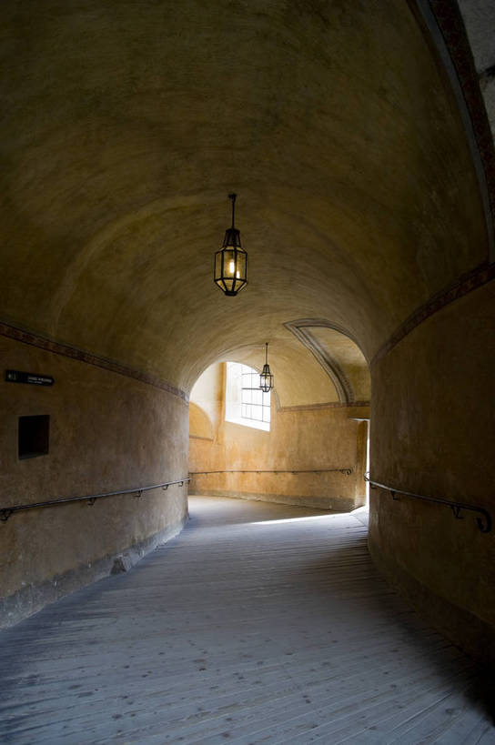 无人,竖图,彩色,室内,白天,旅游,度假,名胜古迹,窗户,标志建筑,地标,建筑,照明,欧洲,捷克,遗迹,图片,阶梯,通道,走廊,古迹,文物,娱乐,建设,古建筑,煤油灯,享受,休闲,旅游胜地,放松,摄影,古文明,中欧,捷克共和国,波西米亚,克鲁姆洛夫,伏尔塔瓦河,旅行,bj174