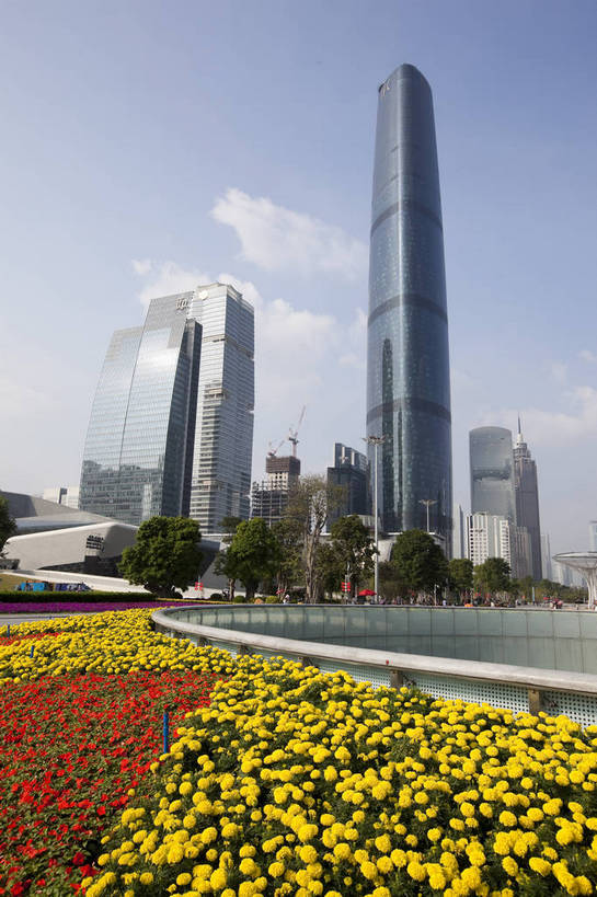 公园,广场,竖图,彩色,室外,白天,旅游,度假,美景,名胜古迹,标志建筑,城市,道路,地标,建筑,街道,路,公路,广州,中国,亚洲,游人,遗迹,花坛,图片,景观,建筑群,交通,古迹,文物,娱乐,建设,古建筑,现代建筑,地标建筑,享受,休闲,旅游胜地,摩天大厦,景色,放松,摄影,都市风光,文明,中国文化,公共场所,古文明,东亚,广东,广东省,中华人民共和国,华南地区,省会,广州市,粤,繁荣,马路,旅行,高楼,传统文化,广州新中轴线,花城广场,bj174