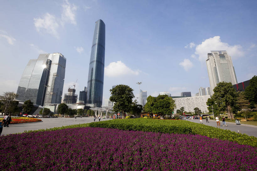 公园,广场,横图,彩色,室外,白天,旅游,度假,美景,名胜古迹,标志建筑,城市,道路,地标,建筑,街道,路,公路,广州,中国,亚洲,游人,遗迹,花坛,图片,景观,建筑群,交通,古迹,文物,娱乐,建设,古建筑,现代建筑,地标建筑,享受,休闲,旅游胜地,摩天大厦,景色,放松,摄影,都市风光,文明,中国文化,公共场所,古文明,东亚,广东,广东省,中华人民共和国,华南地区,省会,广州市,粤,繁荣,马路,旅行,高楼,传统文化,广州新中轴线,花城广场,bj174