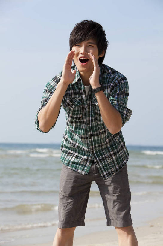 东方人,竖图,彩色,室外,白天,正面,度假,时尚,成功,沙滩,广州,中国,仅一个人,图片,休闲装,自然,休闲,健康,活力,自信,喊,摄影,生活方式,青春,男人,男性,年轻男性,亚洲人,中国人,年轻人,海,海滩,站立,半身,愉快,bj174