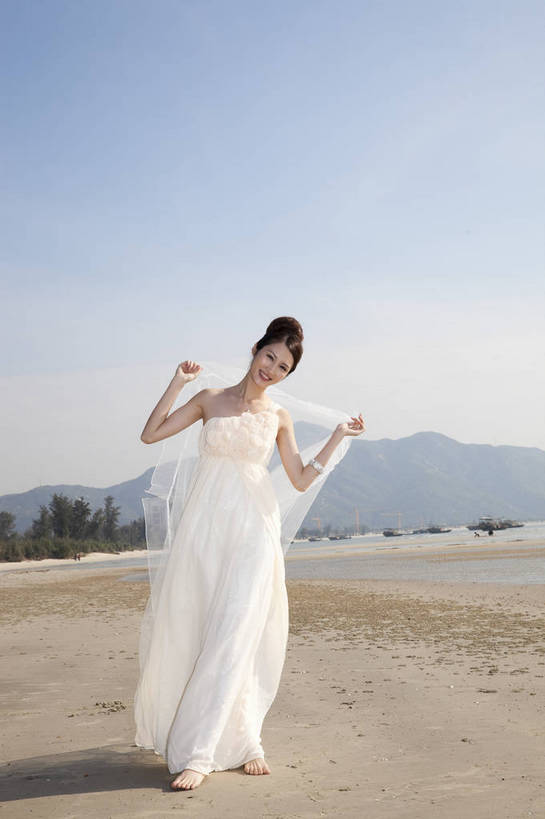 东方人,站,微笑,竖图,彩色,室外,白天,正面,婚纱,裙子,度假,时尚,性感,沙滩,广州,中国,仅一个人,图片,美丽,自然,休闲,健康,活力,可爱,美女,自信,姿势,摄影,生活方式,青春,优雅,纱裙,乐观,年轻女性,女人,女性,亚洲人,中国人,年轻人,海滩,全身,礼服,愉快,bj174