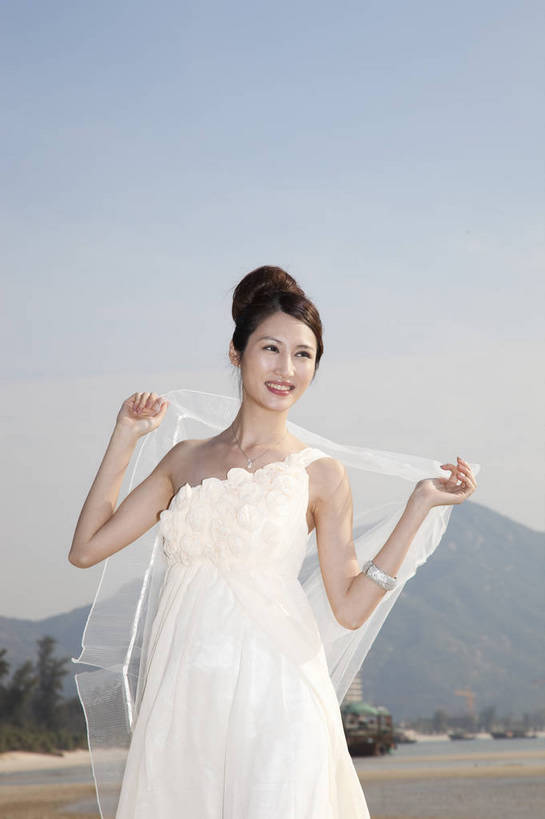 东方人,站,微笑,竖图,彩色,室外,白天,正面,婚纱,裙子,度假,时尚,性感,沙滩,广州,中国,仅一个人,图片,美丽,自然,休闲,健康,活力,可爱,美女,自信,姿势,摄影,生活方式,青春,优雅,纱裙,乐观,年轻女性,女人,女性,亚洲人,中国人,年轻人,海滩,半身,礼服,愉快,bj174