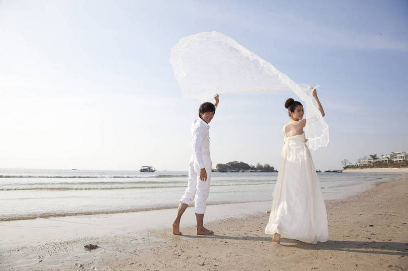 东方人,两个人,家庭,夫妻,走,微笑,横图,彩色,室外,白天,侧面,婚纱,裙子,度假,时尚,沙滩,广州,中国,漫步,图片,美丽,自然,休闲,活力,可爱,亲密,自信,摄影,生活方式,青春,优雅,挥舞,亲近,亲情,纱裙,男人,男性,年轻男性,年轻女性,女人,女性,中国人,年轻人,海滩,全身,礼服,爱,愉快,bj174