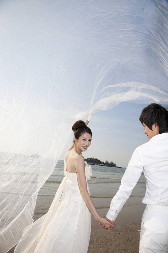 东方人,两个人,家庭,夫妻,走,微笑,竖图,彩色,室外,白天,婚纱,裙子,度假,时尚,沙滩,广州,中国,漫步,图片,美丽,背面,自然,休闲,活力,可爱,亲密,自信,摄影,生活方式,青春,优雅,挥舞,亲近,亲情,纱裙,男人,男性,年轻男性,年轻女性,女人,女性,中国人,年轻人,海滩,半身,礼服,爱,愉快,bj174