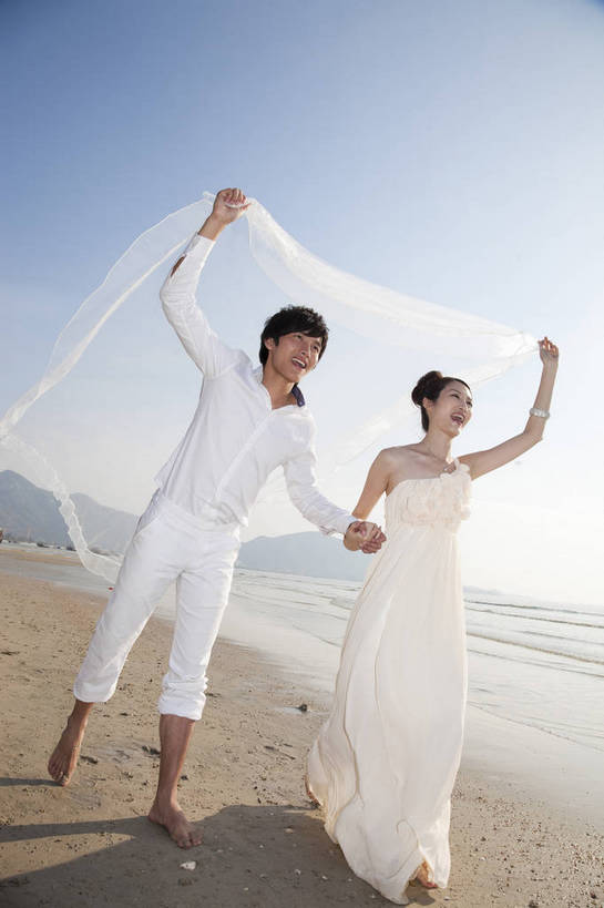东方人,两个人,家庭,夫妻,走,微笑,竖图,彩色,室外,白天,正面,侧面,婚纱,裙子,度假,时尚,沙滩,广州,中国,漫步,图片,美丽,自然,休闲,活力,可爱,亲密,自信,摄影,生活方式,青春,优雅,挥舞,亲近,亲情,纱裙,男人,男性,年轻男性,年轻女性,女人,女性,中国人,年轻人,海滩,全身,礼服,爱,愉快,bj174