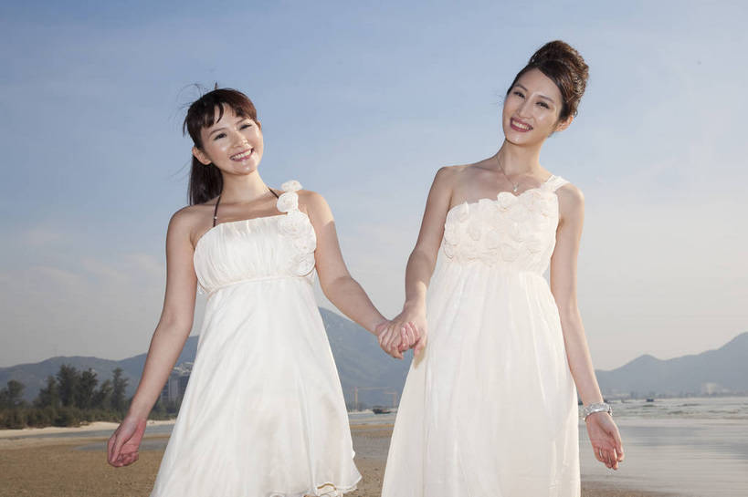 东方人,两个人,家庭,夫妻,走,微笑,横图,彩色,室外,白天,正面,婚纱,裙子,度假,时尚,沙滩,广州,中国,漫步,图片,美丽,自然,休闲,活力,可爱,亲密,自信,摄影,生活方式,青春,优雅,挥舞,亲近,亲情,纱裙,男人,男性,年轻男性,年轻女性,女人,女性,中国人,年轻人,海滩,半身,礼服,爱,愉快,bj174