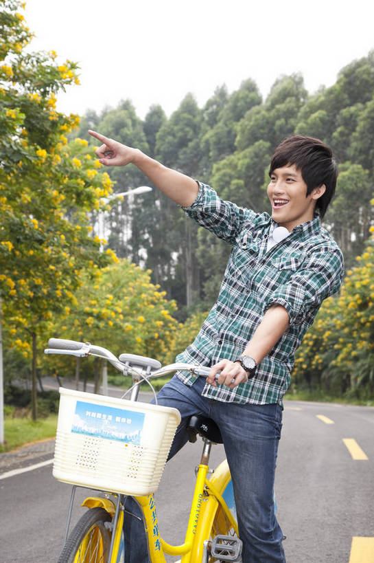 东方人,学生,笑,竖图,彩色,室外,白天,侧面,时尚,兴奋,成功,树林,自行车,广州,中国,仅一个人,图片,指点,校园,自然,耳麦,郊游,骑车,休闲,健康,休闲服,活力,自信,摄影,生活方式,青春,男人,男性,年轻男性,亚洲人,中国人,年轻人,大学生,马路,半身,愉快,bj174