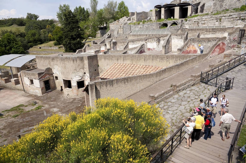 横图,彩色,室外,白天,旅游,度假,草地,名胜古迹,标志建筑,地标,建筑,意大利,破旧,遗迹,图片,古城,建筑群,古典,古迹,文物,娱乐,建设,城墙,古建筑,历史建筑,遗址,树,地标建筑,享受,休闲,旅游胜地,放松,摄影,文明,古文明,世界文化遗产,庞贝古城,旅行,传统文化,bj174