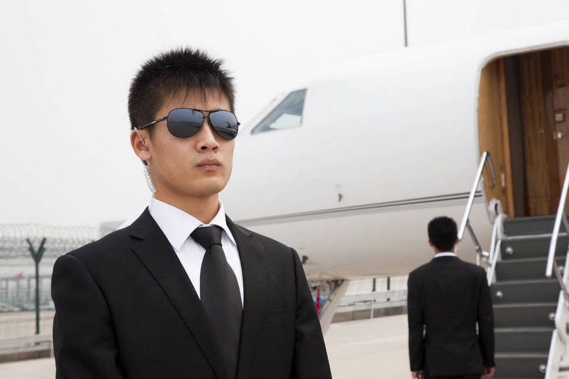 东方人,两个人,商务人士,商务男性,机场,站,攀登,横图,彩色,室外,白天,侧面,衬衫,西装,商务,时尚,成功,合作,团队,飞机,北京,中国,套装,正装,梯子,图片,阶梯,交通,航空,现代,背面,交通工具,职业,爬,成熟,自信,运输,摄影,青春,上升,登机,客机,载具,商务装,工薪阶层,登高,精明,男人,男性,年轻男性,亚洲人,中国人,年轻人,白领,保安,上班族,攀爬,半身,衬衣,愉快,私人飞机,bj174