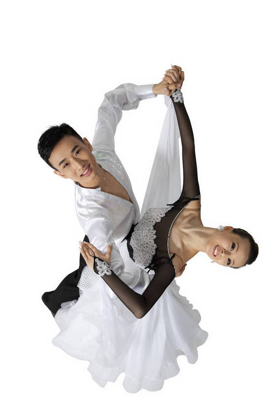 东方人,两个人,竖图,俯视,彩色,室内,白天,抠图,白色背景,侧面,时尚,跳舞,热情,合作,北京,中国,图片,旋转,长裙,健康,活力,可爱,美女,平衡,自信,摄影,青春,优雅,双人舞,优美,国标舞,舞蹈服,弹性,乐观,技能,男人,男性,年轻男性,年轻女性,女人,女性,亚洲人,中国人,年轻人,舞蹈演员,搂抱,全身,影棚拍摄,礼服,愉快,舞蹈,bj174