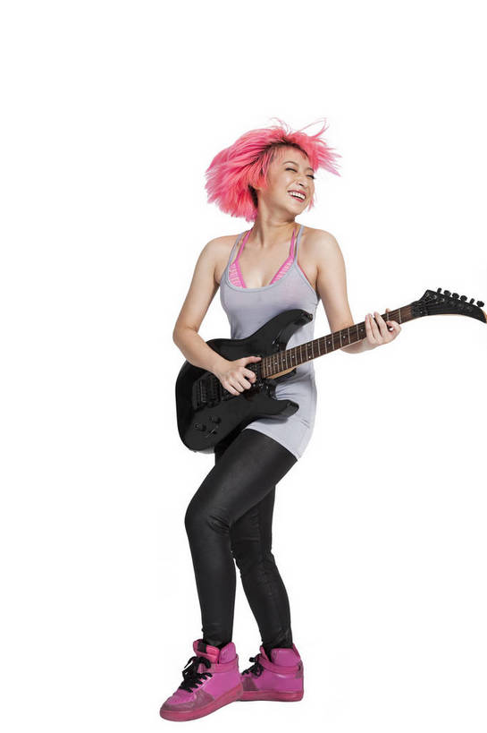 东方人,头发,竖图,彩色,室内,白天,侧面,时尚,跳舞,热情,北京,中国,仅一个人,图片,街头,吉他,休闲装,娱乐,红色,休闲,健康,个性,活力,激情,美女,平衡,竖,摄影,技巧,青春,街舞,毛发,酷,嘻哈,弹唱,弹性,动感,技能,年轻女性,女人,女性,亚洲人,中国人,年轻人,全身,影棚拍摄,愉快,舞蹈,bj174