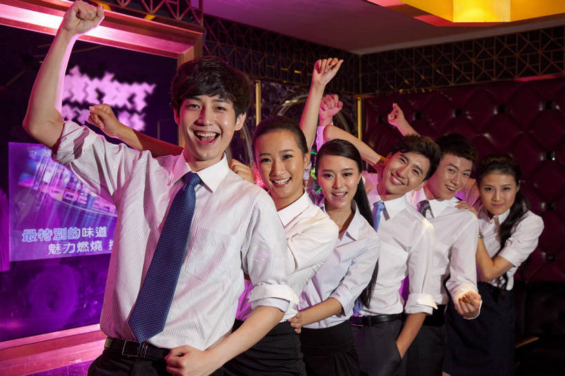 东方人,站,横图,彩色,室内,白天,正面,聚会,时尚,友谊,热情,房间,KTV,北京,中国,图片,许多人,豪华,六个人,一群人,享受,健康,团体,休闲服,活力,可爱,狂欢,美女,摄影,生活方式,ktv包厢,包厢,手舞足蹈,歌厅,包房,乐观,ktv包房,团结,男人,男性,年轻男性,年轻女性,女人,女性,亚洲人,中国人,年轻人,半身,派对,高兴,愉快,卡拉ok,奢华,bj174