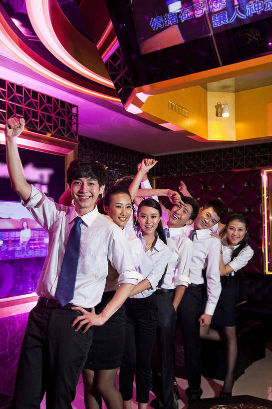 东方人,站,竖图,彩色,室内,白天,正面,聚会,时尚,友谊,热情,房间,KTV,北京,中国,图片,许多人,豪华,六个人,一群人,享受,健康,团体,休闲服,活力,可爱,狂欢,美女,摄影,生活方式,ktv包厢,包厢,手舞足蹈,歌厅,包房,乐观,ktv包房,团结,男人,男性,年轻男性,年轻女性,女人,女性,亚洲人,中国人,年轻人,半身,派对,高兴,愉快,卡拉ok,奢华,bj174