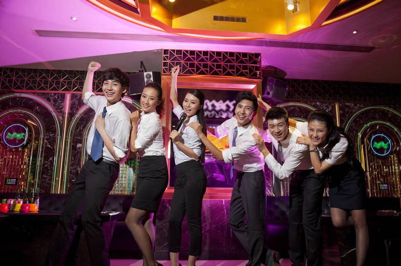 东方人,站,横图,彩色,室内,白天,侧面,聚会,时尚,友谊,热情,房间,KTV,北京,中国,图片,许多人,豪华,六个人,一群人,享受,健康,团体,休闲服,活力,可爱,狂欢,美女,摄影,生活方式,ktv包厢,包厢,手舞足蹈,歌厅,包房,乐观,ktv包房,团结,男人,男性,年轻男性,年轻女性,女人,女性,亚洲人,中国人,年轻人,全身,派对,高兴,愉快,卡拉ok,奢华,bj174