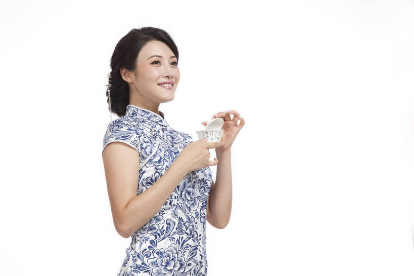 东方人,站,微笑,横图,彩色,室内,白天,抠图,白色背景,侧面,民族服装,时尚,成功,北京,中国,仅一个人,旗袍,图片,古典,传统,成熟,可爱,美女,自信,摄影,生活方式,青春,优雅,品茶,端庄,乐观,年轻女性,女人,女性,亚洲人,中国人,年轻人,茶杯,半身,影棚拍摄,礼服,愉快,bj174