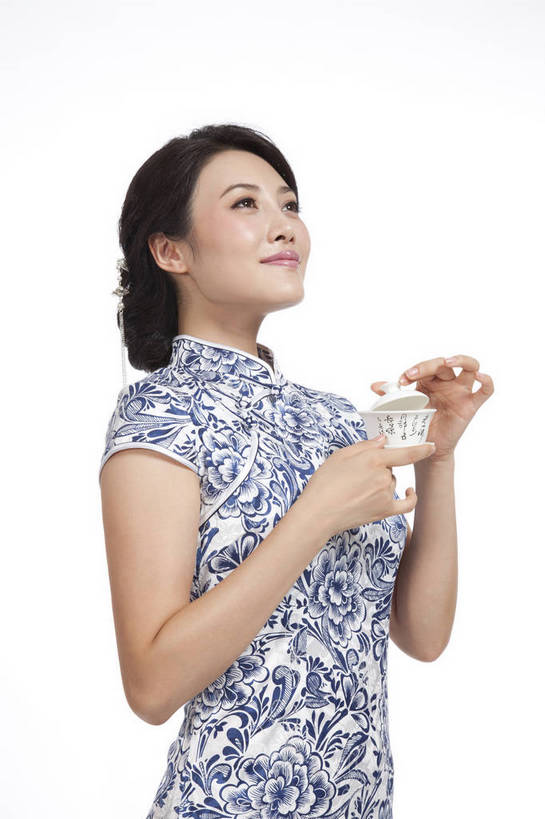 东方人,站,微笑,竖图,彩色,室内,白天,抠图,白色背景,侧面,民族服装,时尚,成功,北京,中国,仅一个人,旗袍,图片,古典,传统,成熟,可爱,美女,竖,自信,摄影,生活方式,青春,优雅,品茶,端庄,乐观,年轻女性,女人,女性,亚洲人,中国人,年轻人,茶杯,半身,影棚拍摄,礼服,愉快,bj174