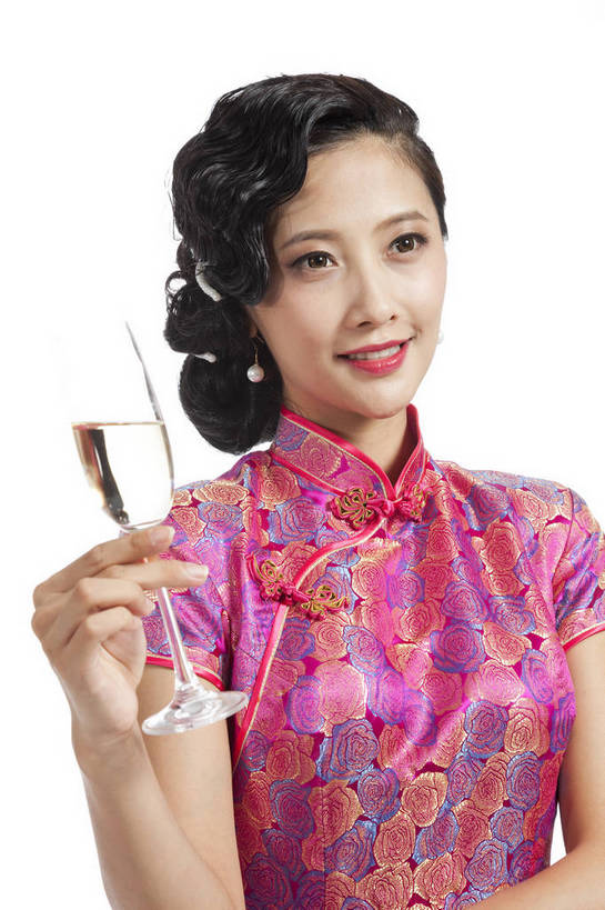 东方人,站,竖图,彩色,室内,白天,抠图,白色背景,正面,民族服装,时尚,成功,北京,中国,仅一个人,旗袍,图片,古典,传统,成熟,可爱,美女,竖,自信,举杯,摄影,生活方式,青春,优雅,品酒,乐观,妖娆,年轻女性,女人,女性,亚洲人,中国人,年轻人,半身,影棚拍摄,礼服,愉快,bj174
