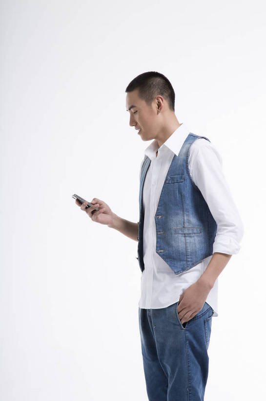 东方人,一个人,站,打电话,竖图,彩色,室内,白天,抠图,白色背景,侧面,时尚,手机,北京,中国,图片,休闲,休闲服,活力,可爱,竖,摄影,生活方式,青春,牛仔装,乐观,男人,男性,年轻男性,亚洲人,中国人,年轻人,半身,影棚拍摄,高兴,愉快,bj174