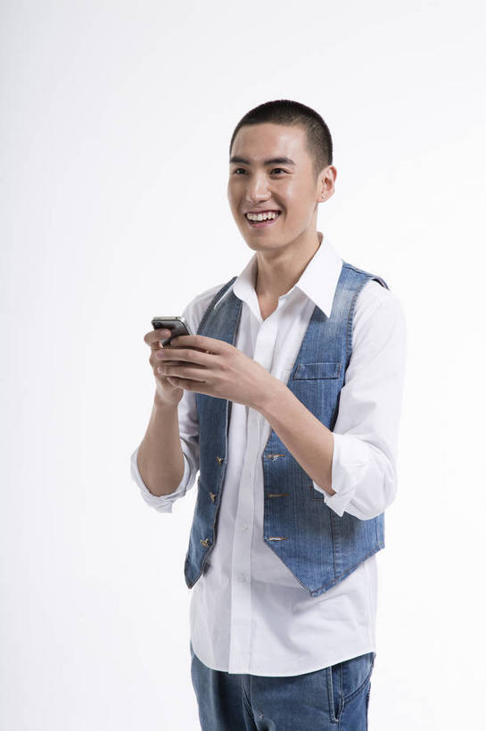 东方人,一个人,站,打电话,竖图,彩色,室内,白天,抠图,白色背景,侧面,时尚,手机,北京,中国,图片,休闲,休闲服,活力,可爱,竖,摄影,生活方式,青春,牛仔装,乐观,男人,男性,年轻男性,亚洲人,中国人,年轻人,半身,影棚拍摄,高兴,愉快,bj174