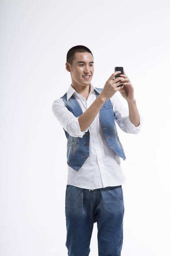 东方人,一个人,站,打电话,竖图,彩色,室内,白天,抠图,白色背景,正面,时尚,手机,北京,中国,图片,休闲,休闲服,活力,可爱,竖,摄影,生活方式,青春,牛仔装,乐观,男人,男性,年轻男性,亚洲人,中国人,年轻人,半身,影棚拍摄,高兴,愉快,bj174