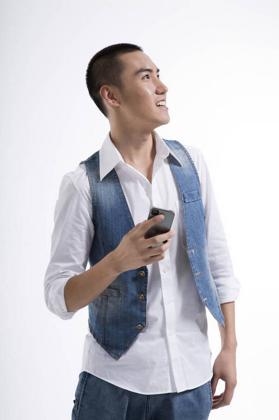 东方人,一个人,站,打电话,竖图,彩色,室内,白天,抠图,白色背景,正面,时尚,手机,北京,中国,图片,休闲,休闲服,活力,可爱,竖,摄影,生活方式,青春,牛仔装,乐观,男人,男性,年轻男性,亚洲人,中国人,年轻人,半身,影棚拍摄,高兴,愉快,bj174