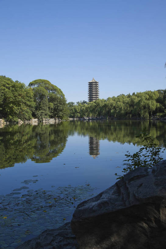 竖图,彩色,室外,白天,旅游,湖,美景,树林,北京,中国,图片,湖畔,塔,校园,自然,旅游胜地,摄影,清新,海淀区,旅行,北京大学,未名湖,bj174