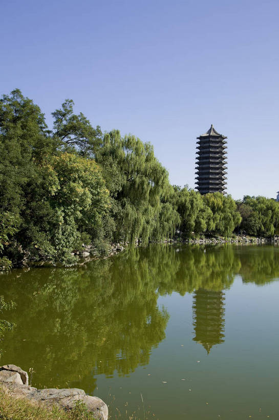 竖图,彩色,室外,白天,旅游,湖,美景,树林,北京,中国,图片,湖畔,塔,校园,自然,旅游胜地,摄影,清新,海淀区,旅行,北京大学,未名湖,bj174