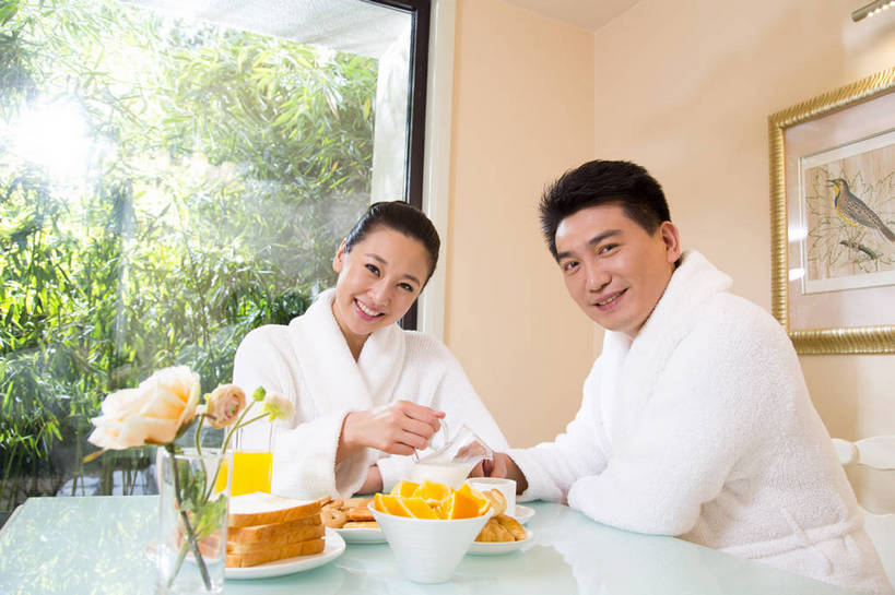 东方人,中年人,两个人,家庭,夫妻,餐厅,坐,横图,彩色,室内,白天,正面,侧面,时尚,早餐,幸福,成功,北京,中国,图片,豪华,美丽,用餐,食物,休闲,健康,成熟,活力,可爱,美女,自信,摄影,生活方式,优雅,亲近,亲情,家居服,乐观,精明,男人,男性,年轻女性,女人,女性,中年男性,亚洲人,中国人,年轻人,情侣,半身,爱,高兴,愉快,奢华,bj174