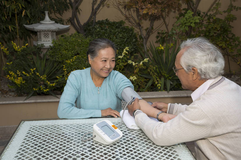 东方人,老年人,两个人,夫妻,花园,横图,彩色,室外,白天,正面,侧面,爱情,时尚,成功,北京,中国,图片,庭院,浪漫,休闲,健康,休闲服,成熟,恩爱,活力,自信,保健,恋人,摄影,生活方式,量血压,关爱,亲情,精明,老年男性,老年女性,男人,男性,女人,女性,亚洲人,中国人,夫妇,情侣,半身,愉快,伴侣,奢华,bj174