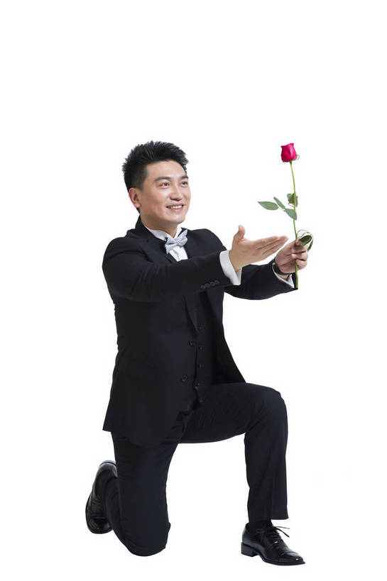 东方人,中年人,一个人,商务人士,商务男性,跪,竖图,彩色,室内,白天,留白,抠图,白色背景,侧面,衬衫,时尚,成功,玫瑰,北京,中国,套装,正装,图片,浪漫,现代,花,一朵,成熟,自信,摄影,青春,求婚,商务装,工薪阶层,精明,男人,男性,年轻男性,亚洲人,中国人,年轻人,白领,上班族,跪着,全身,影棚拍摄,衬衣,礼服,西服,愉快,bj174