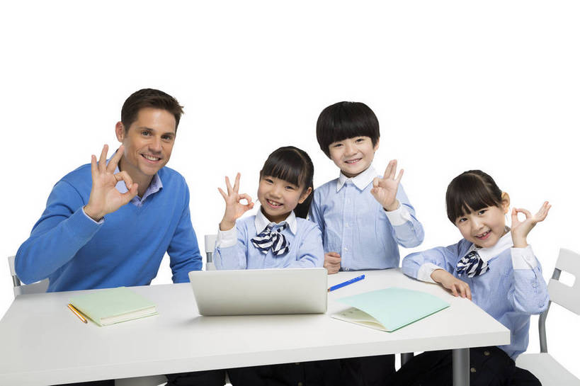 东方人,西方人,儿童,中年人,四个人,伙伴,学生,教师,站,坐,微笑,横图,彩色,室内,白天,留白,抠图,白色背景,正面,快乐,友谊,幸福,笔记本电脑,北京,欧洲,中国,欧洲人,学习,图片,教育,休闲装,小孩,小女孩,课桌,书本,站着,同学,校服,放松,可爱,童年,童趣,自信,帮助,讲解,外教,摄影,外国人,成长,希望,爱护,好奇,未来,成就,关爱,同伴,辅导,乐观,教员,传授,认真,天真,友情,自豪,男孩,男人,男性,年轻男性,女孩,女人,女性,白种人,美国人,亚洲人,中国人,孩子,年轻人,老师,站立,半身,影棚拍摄,先生,男生,师生,小学生,bj174
