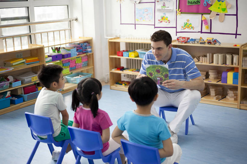 东方人,西方人,婴儿,儿童,中年人,四个人,伙伴,教师,坐,横图,彩色,室内,白天,侧面,快乐,友谊,幸福,纯洁,合作,柜子,玩具,北京,中国,欧洲人,板凳,图片,教育,小孩,小女孩,背面,背景墙,画册,教室,放松,可爱,童年,童趣,讲解,外教,幼儿园,摄影,活泼,成长,希望,好奇,未来,学前教育,同伴,宝宝,纯真,烂漫,无邪,听讲,乐观,卡通画,伶俐,认真,天真,友情,男孩,男人,男性,年轻男性,美国人,亚洲人,中国人,孩子,年轻人,全身,男生,师生,bj174