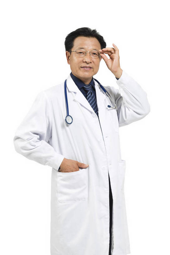 东方人,中年人,老年人,医生,医院,站,微笑,竖图,彩色,室内,白天,抠图