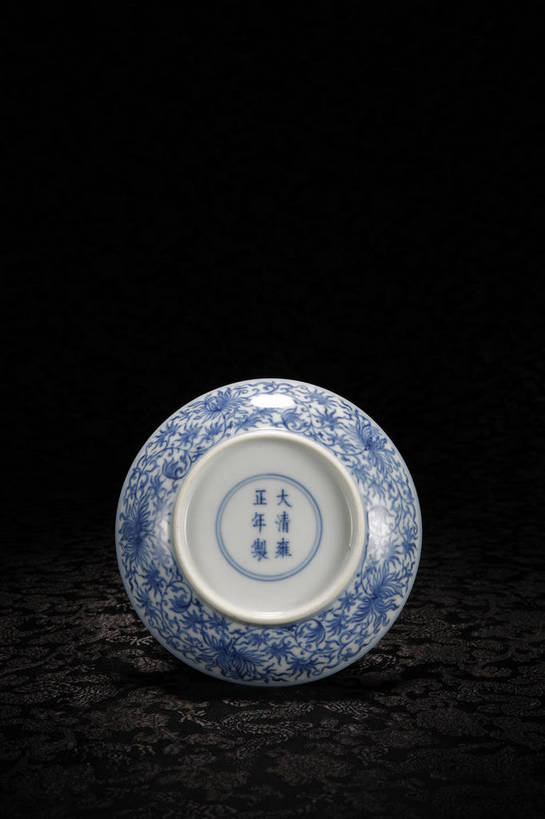 竖图,彩色,室内,白天,静物,北京,中国,花纹,风俗,艺术,纹路,瓷器,图片,纹理,手工艺品,陶瓷,陶瓷制品,艺术品,古典,文化,文物,传统,容器,工艺品,碗,精神,摄影,古董,储藏,青花瓷,珍贵,黑背景,高雅,古物,储存,文明,中国文化,斑纹,珍藏,精美,古玩,肌理,自信心,品位,古代文明,制度,磁器,白地青花瓷,青花,影棚拍摄,保藏,收藏,贮存,传统文化,花卉纹,bj174